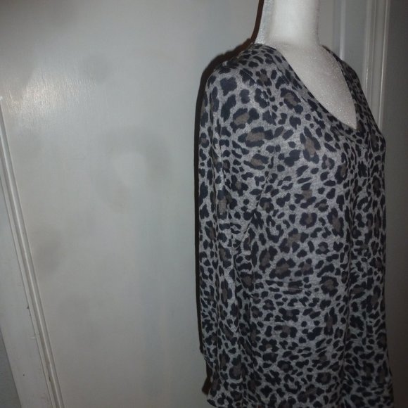 Super soft Ellen Tracy NWOT Leopard Print V Neck Sweater M - Picture 9 of 10